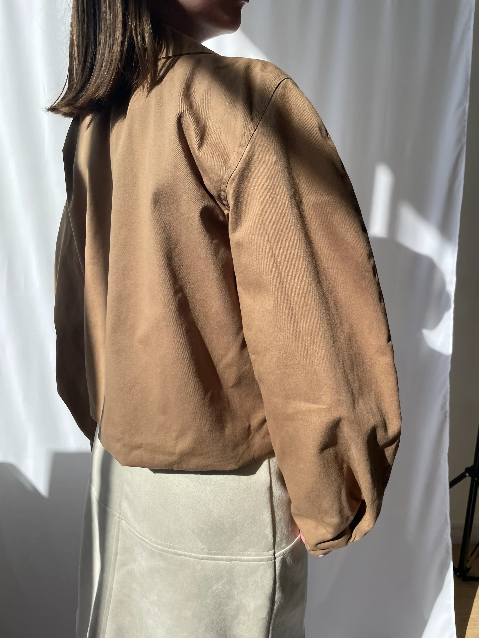 Vue de dos de la veste "La Gonflée version 02" en gabardine beige - Édition 01 