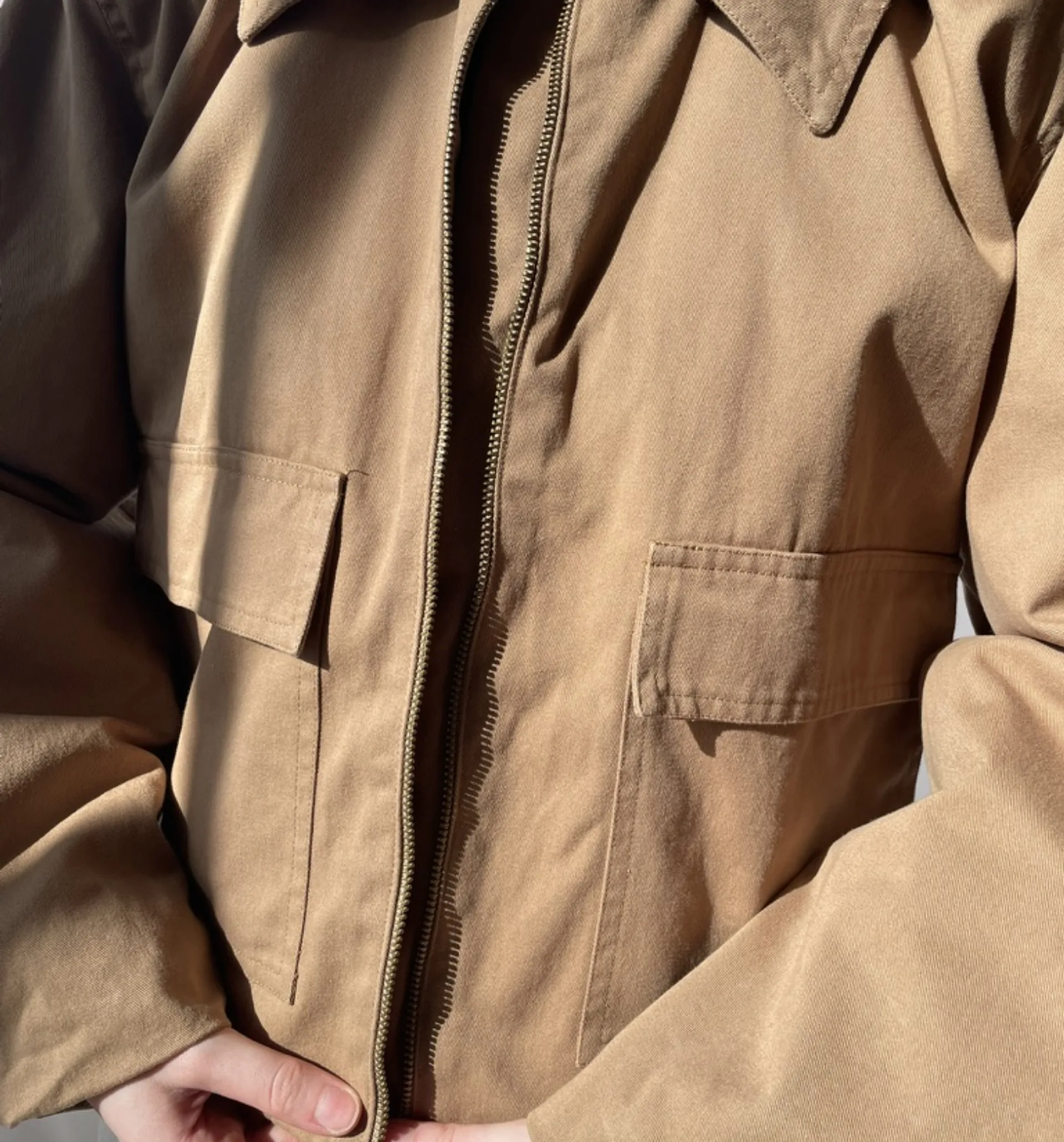 Zoom de face de la veste "La Gonflée" version 2, en gabardine beige 