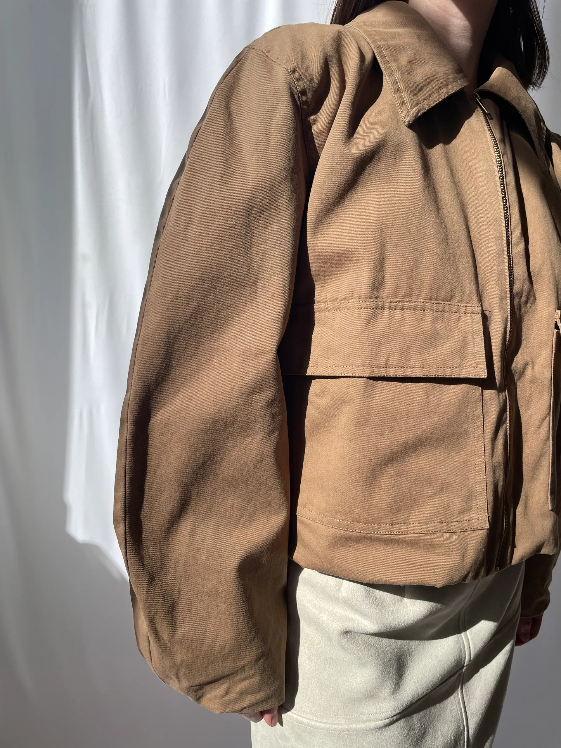 Vue de côté de la veste La gonflée, version 2 en gabardine beige Vue de côté de la veste La gonflée, version 2 en gabardine beige