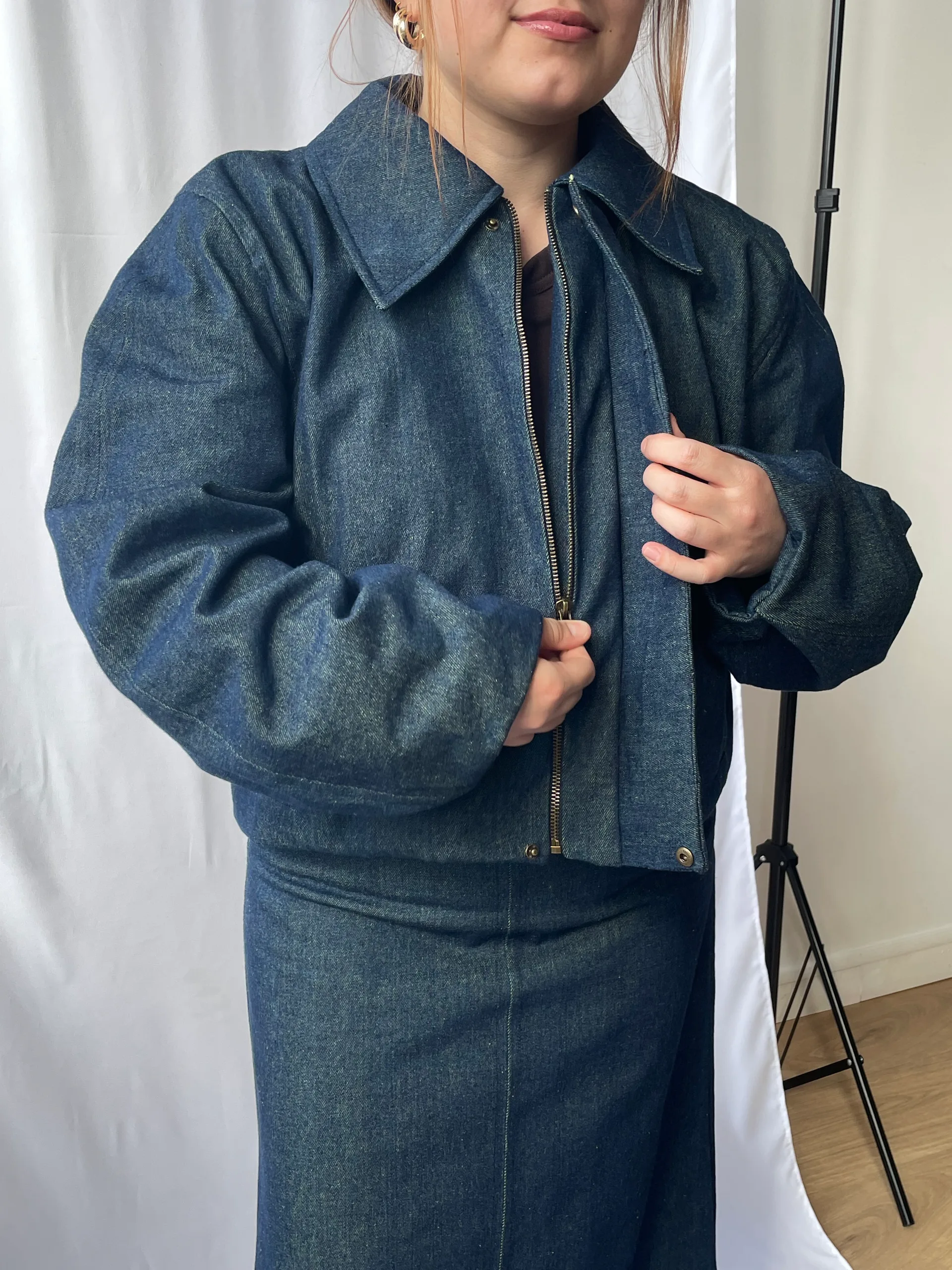 Vue de face de la veste La Gonflée ouverte, version 1, en jean 