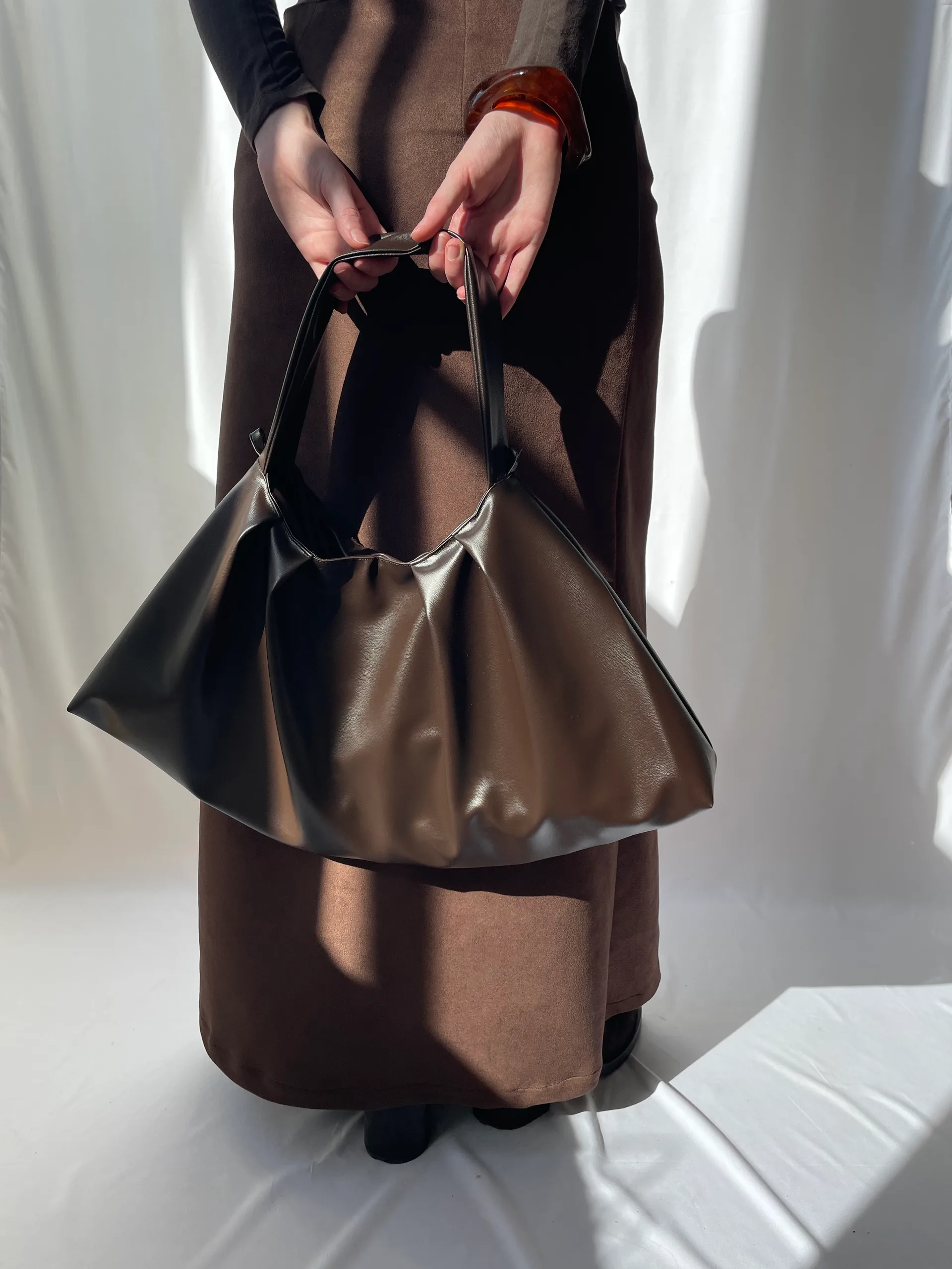 Vue du sac plissé MAXI en similicuir marron 