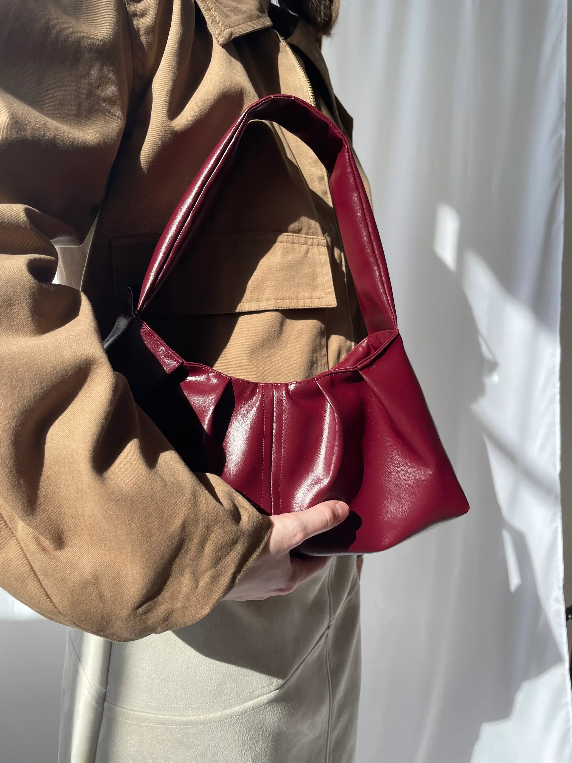 Vue de face du sac "Le Plissé, MINI" en simili-cuir bordeaux - Édition 01 