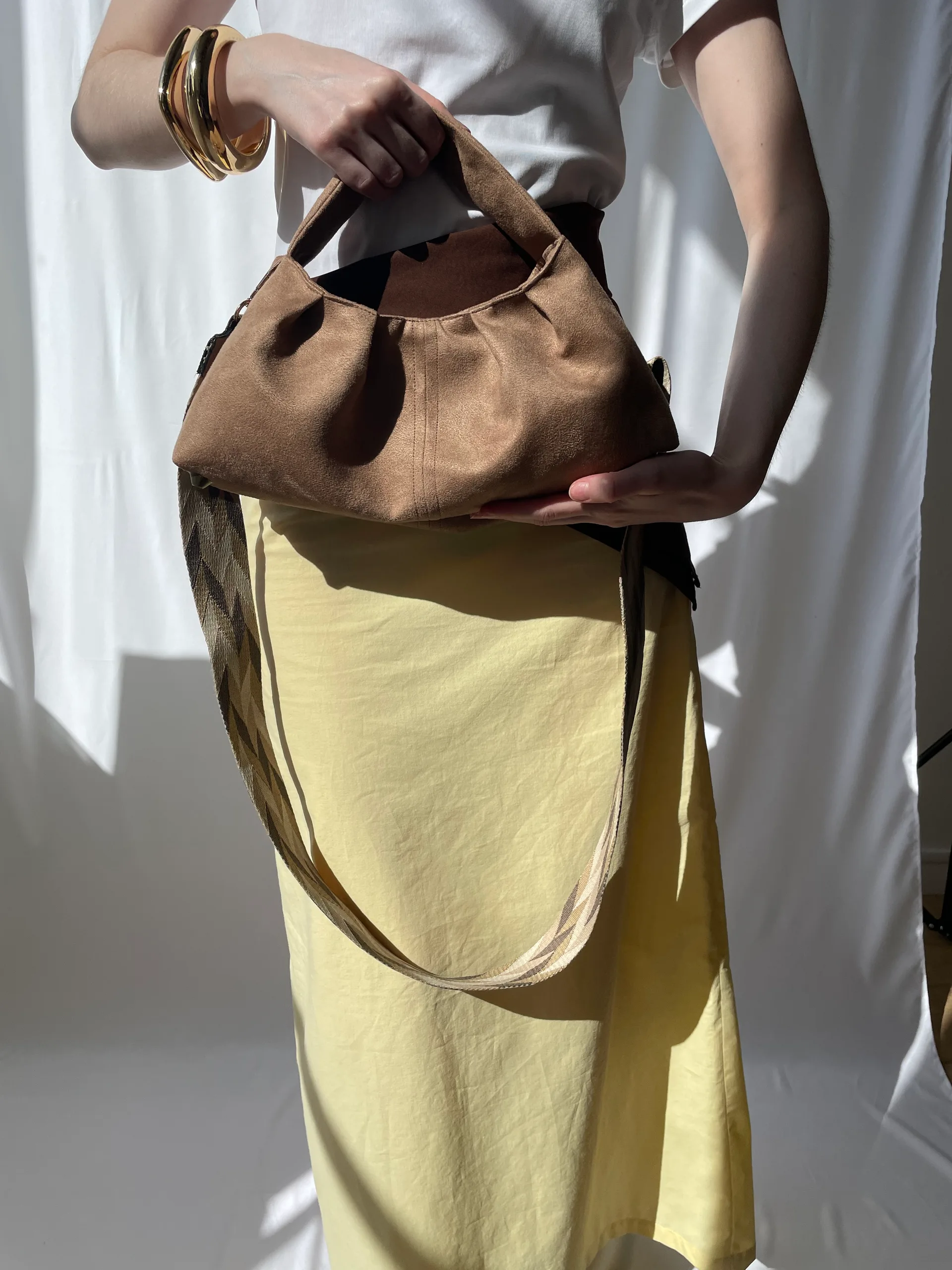 Vue de face du sac "Le plissé, MINI" - en suédine beige- Édition 01 