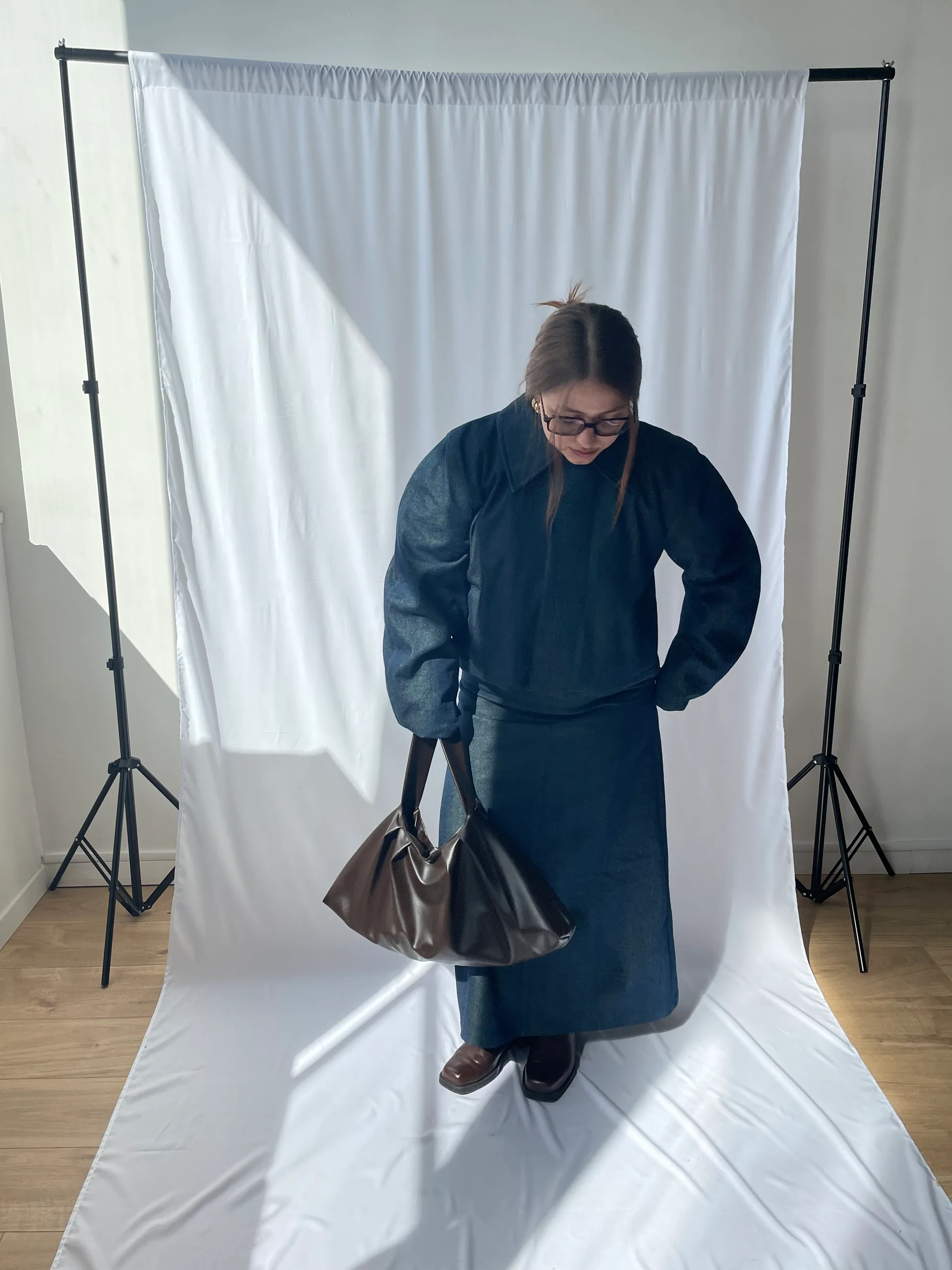 Vue de face de look 1 complet avec La Gonflée version 01 et La Ligne MAXI en jean et Le Plissé MAXI - Édition 01 