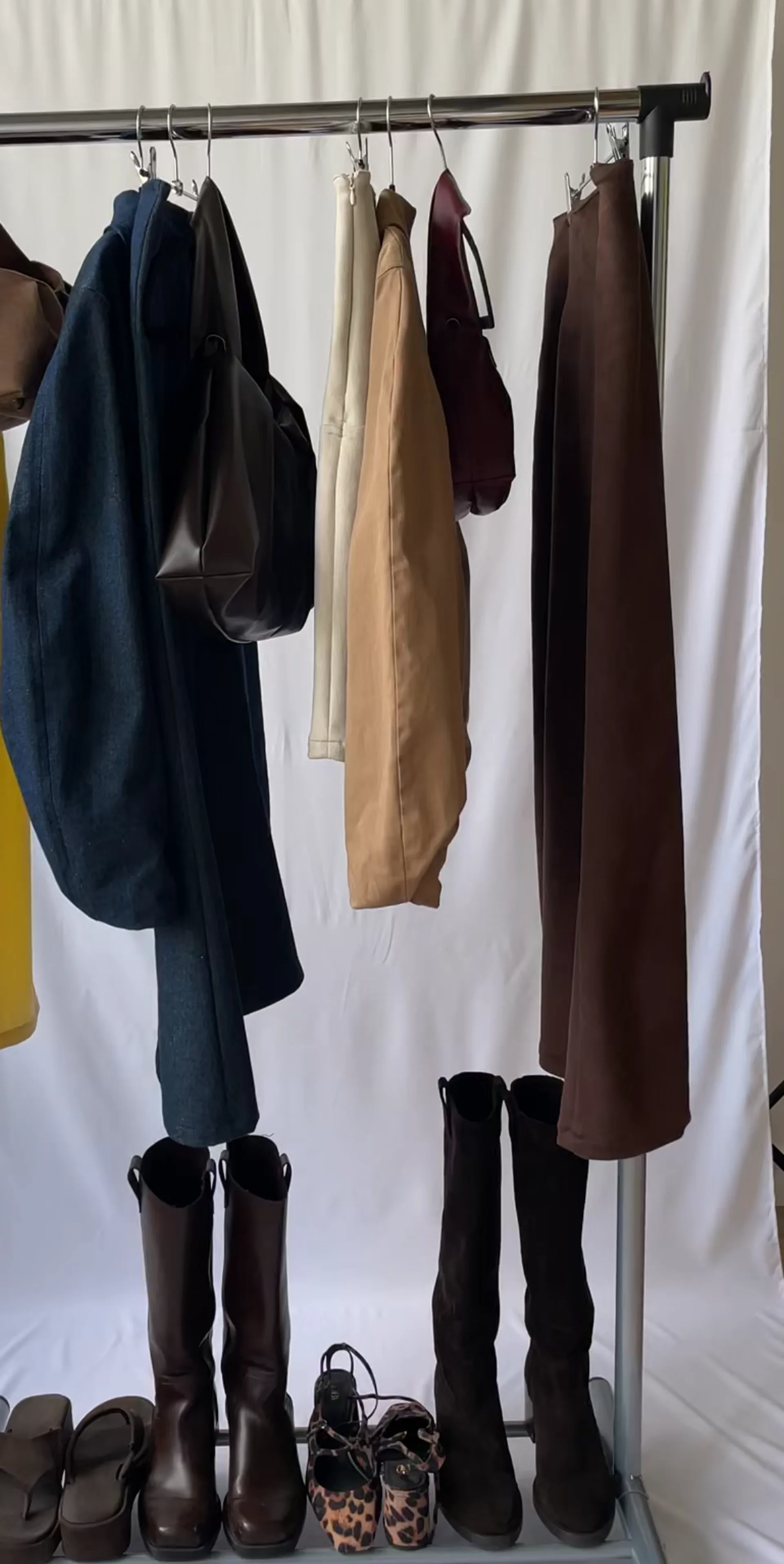 Zoom portant de l'Édition 01 avec les looks du shooting 