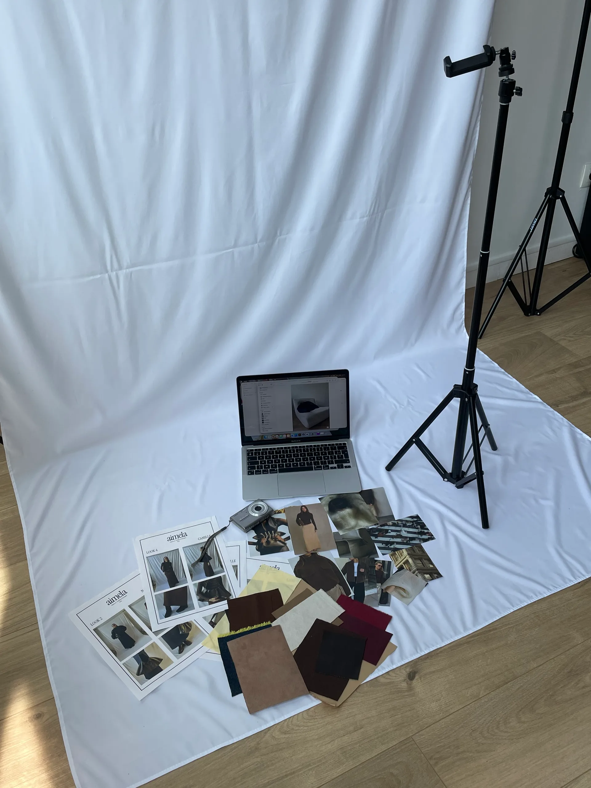 vue de face du shooting moodbaord, tissus et fiche look 