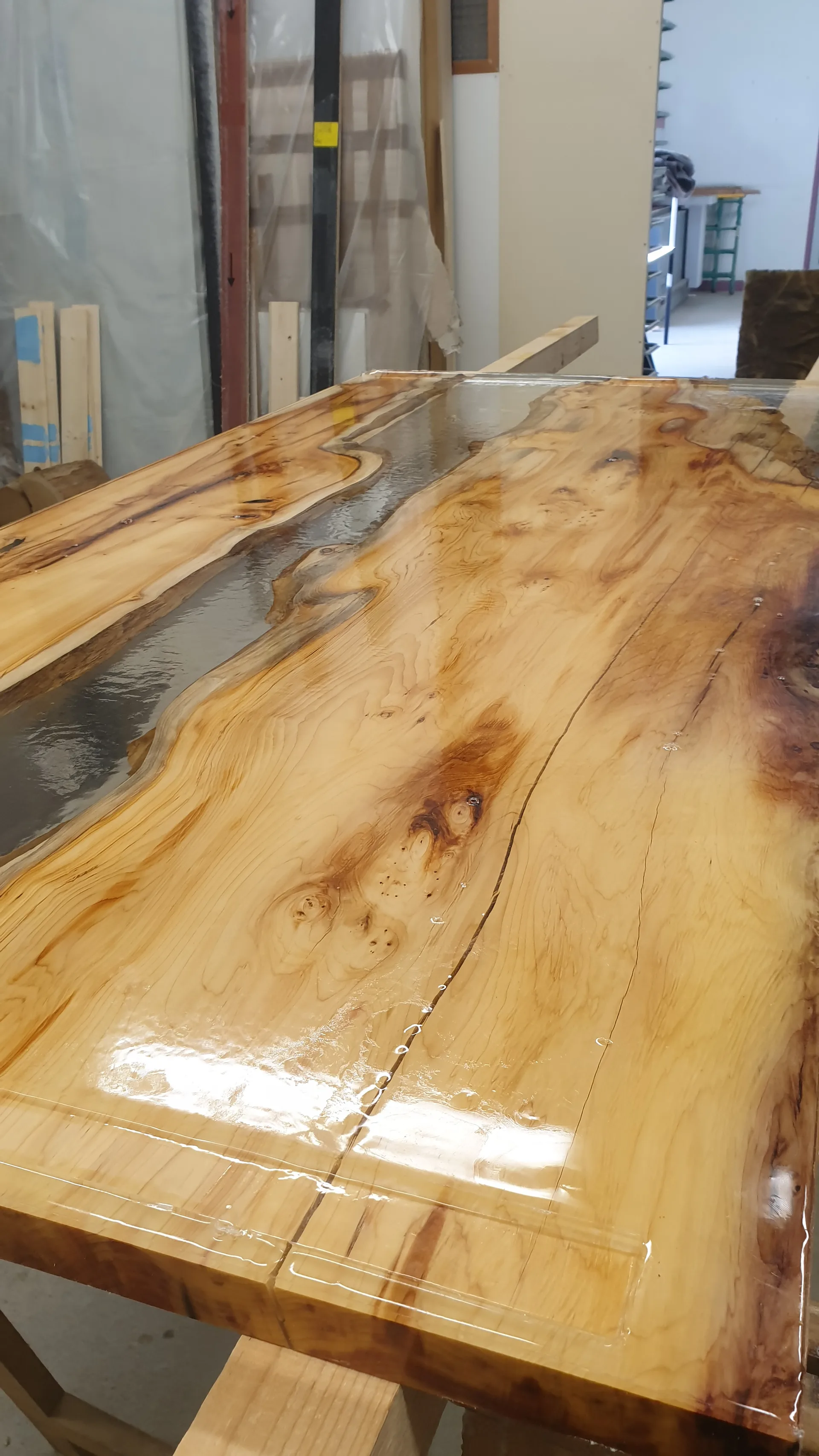Table en résine et bois XXX