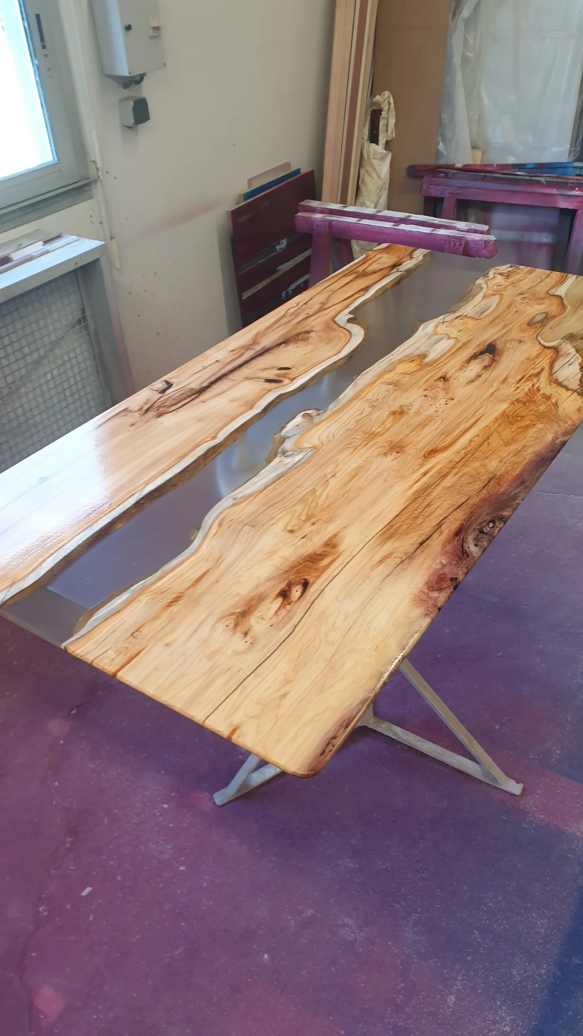 Table en résine et bois XXX