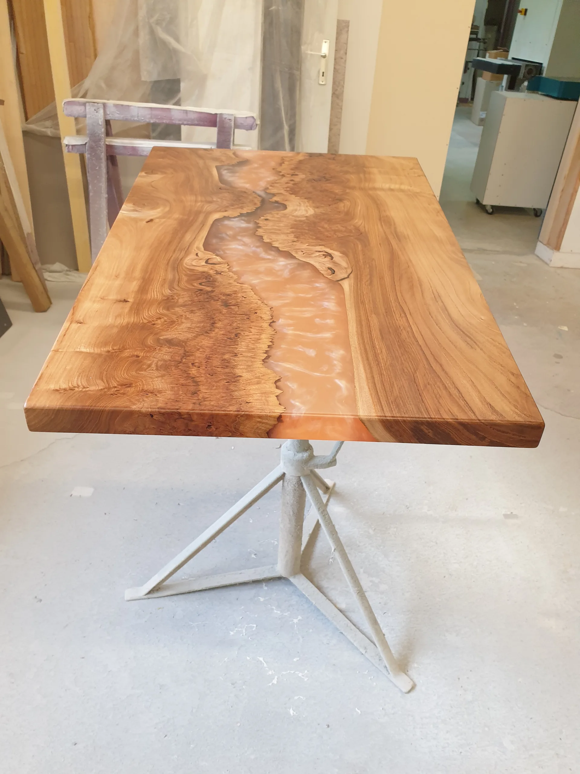 Table en résine et bois XXX