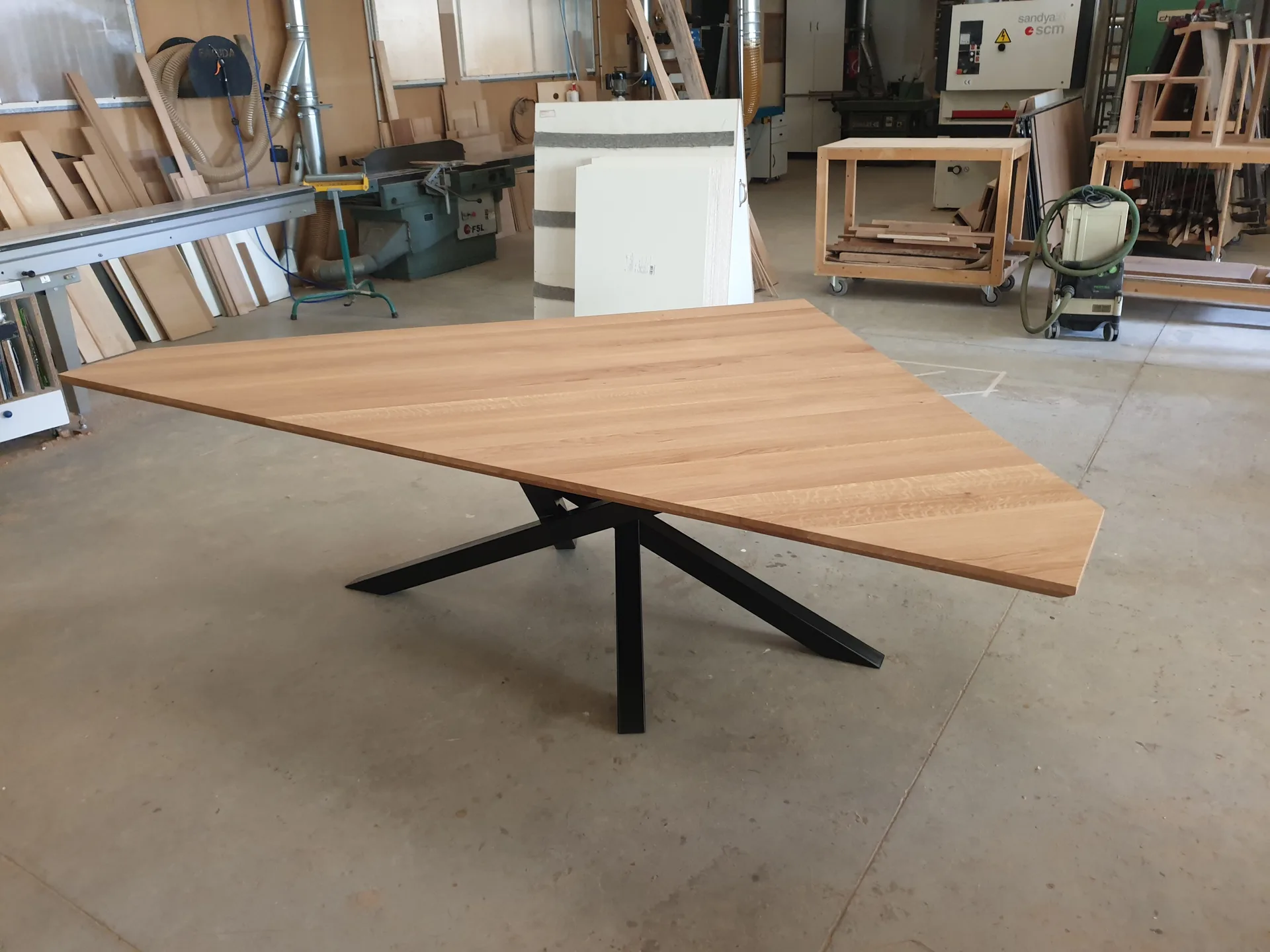 Table en chêne pieds mikado