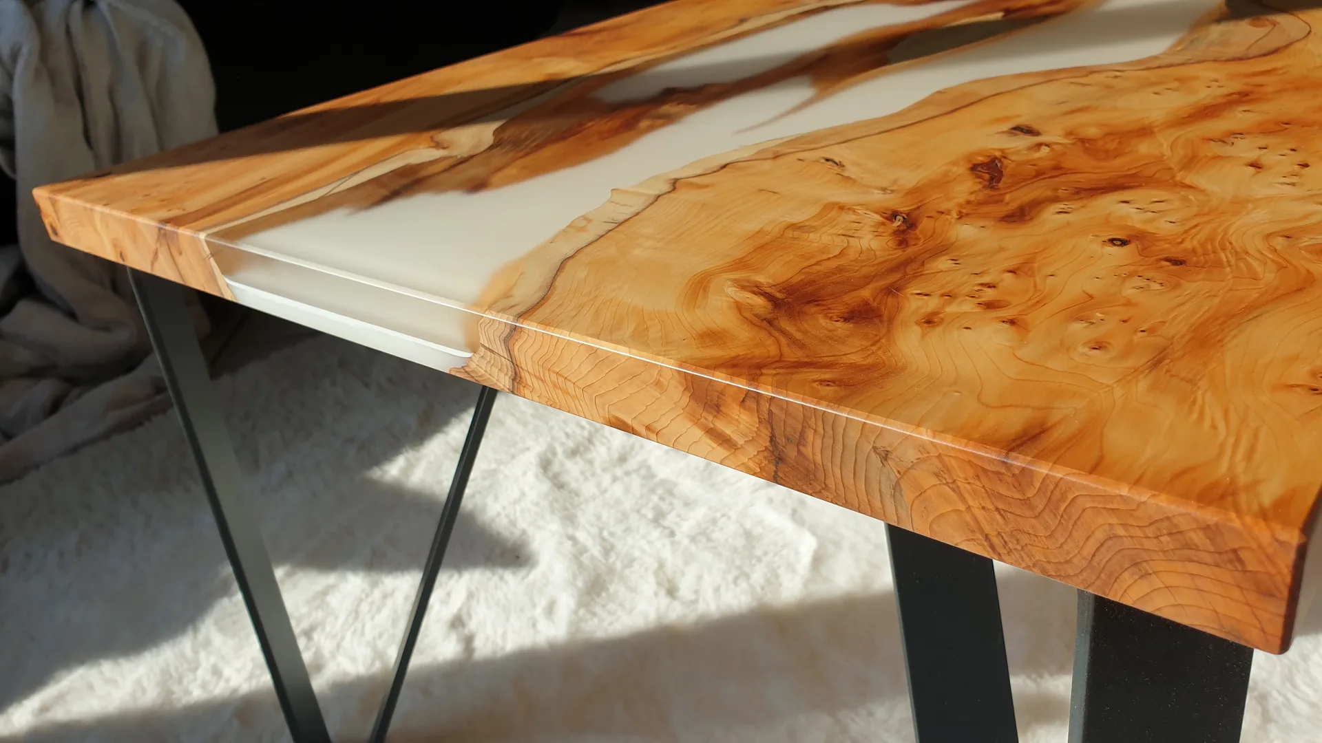 Table en résine et bois XXX