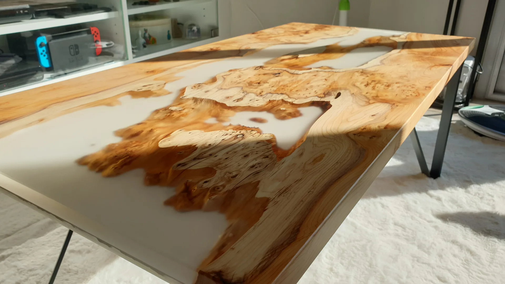 Table en résine et bois XXX