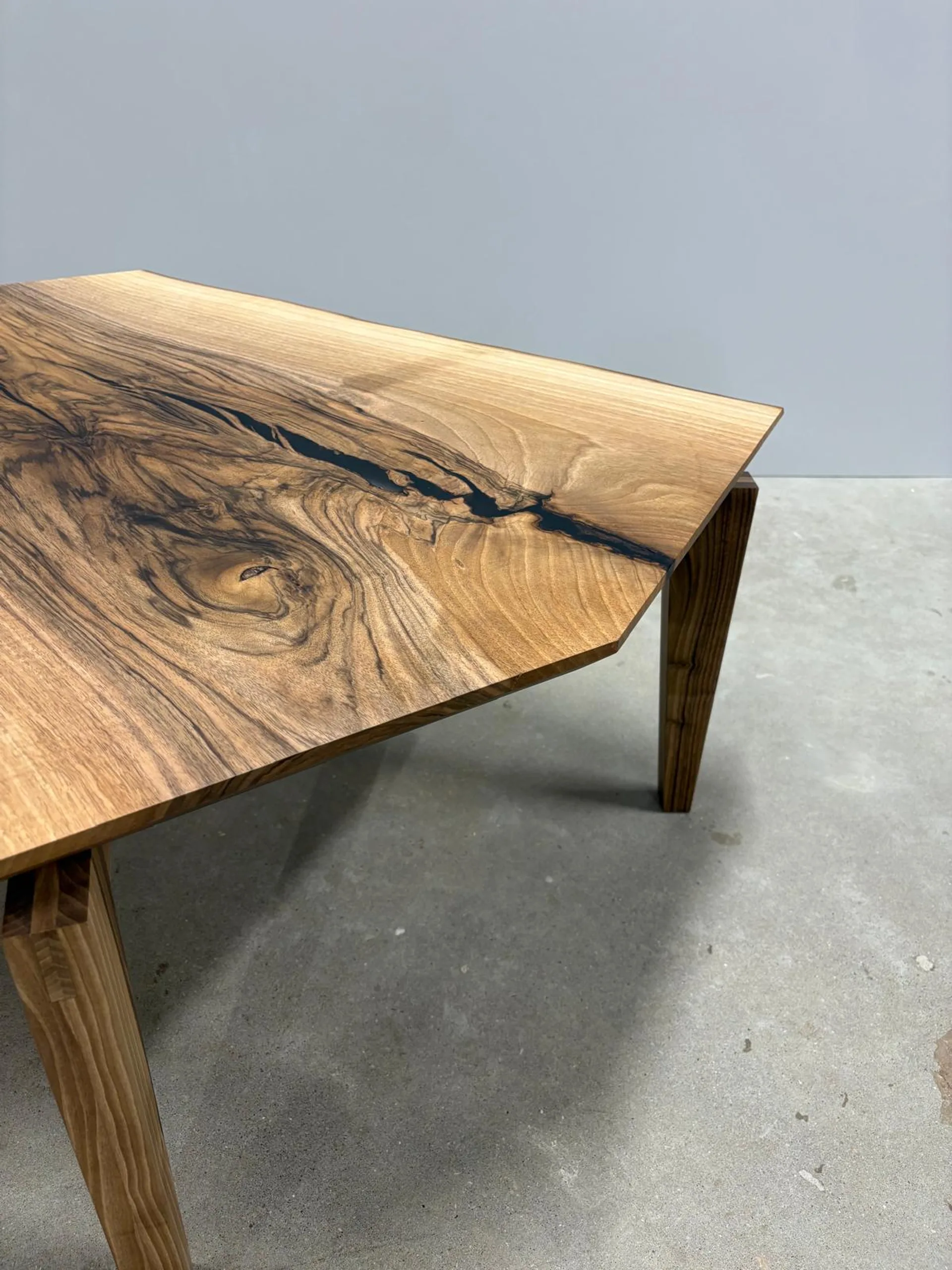 Table en noyer N1