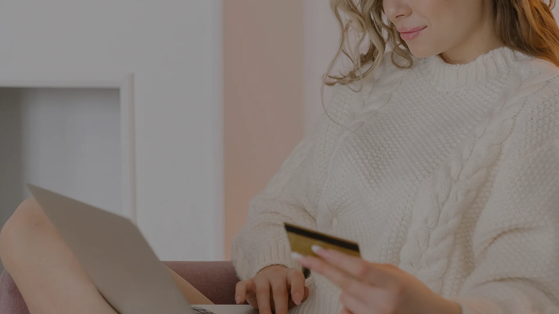 femme faisnt un achat sur un ecommerce créé avec la plateforme mariol