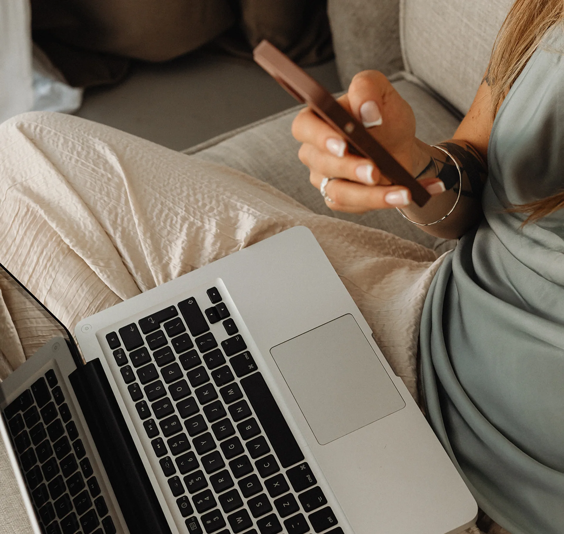 femme sur son telephone et ordinateur femme sur son telephone et ordinateur